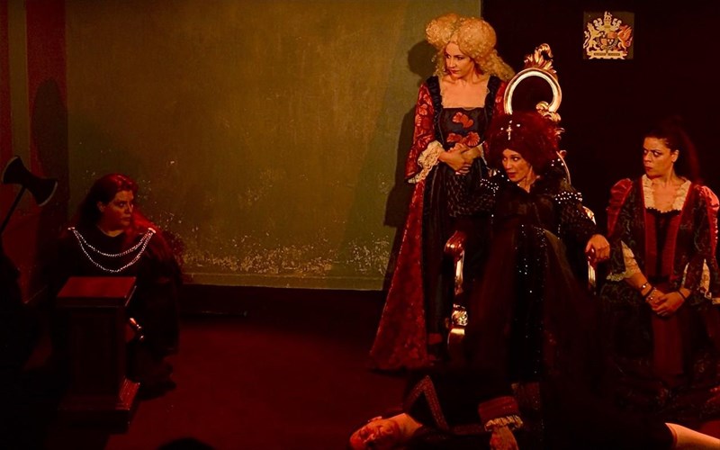 elizadeth-to-gelio-sunexizetai-mexri-tin-kuriaki-ton-baion