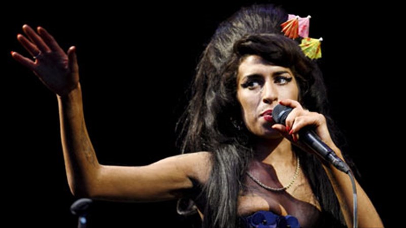 h-amy-winehouse-erxetai-stin-ellada