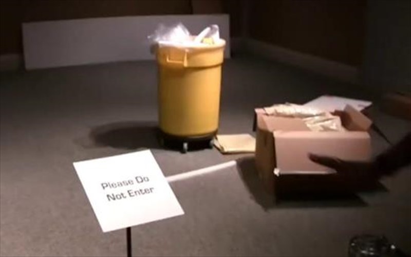 katharistria-mperdeuei-ta-skoupidia-me-erga-texnis