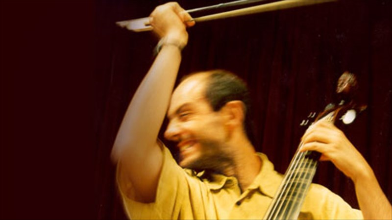 enas-diasimos-deksiotexnis-tis-biola-nta-gkampa-sto-idruma-onasi