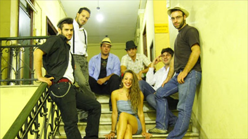 swing-bradia-me-mousiki-kai-xoreutikous-strobilismous