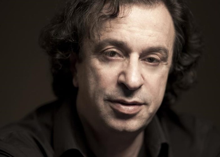 themis-moumoulidis-anebazei-tis-troades-tou-euripidi-to-kalokairi