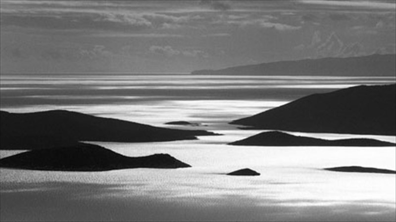 i-ellada-se-aspro-kai-mauro