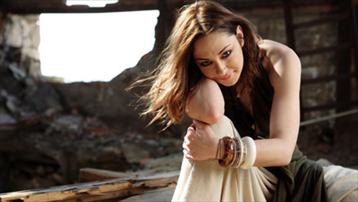 melina-aslanidou-i-mousiki-einai-ena-taksidi-apodrasis