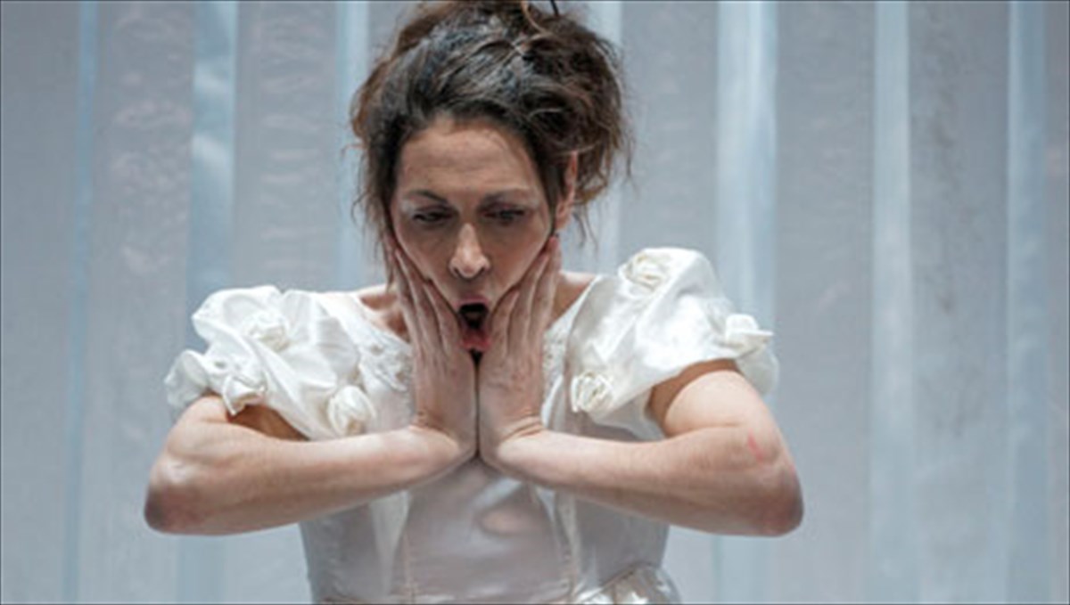 mia-parastasi-pente-suggrafeis