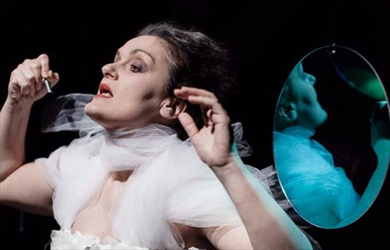 i-pio-dunati-tou-strintmpergk-me-tin-eleni-kousta