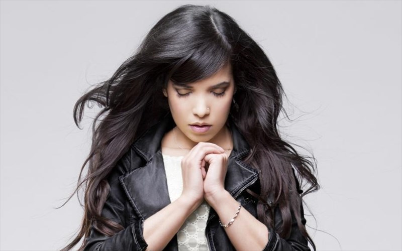 poia-einai-i-indila-pou-oloi-milane-gia-auti-indila-pou-oloi-milane-gia-auti