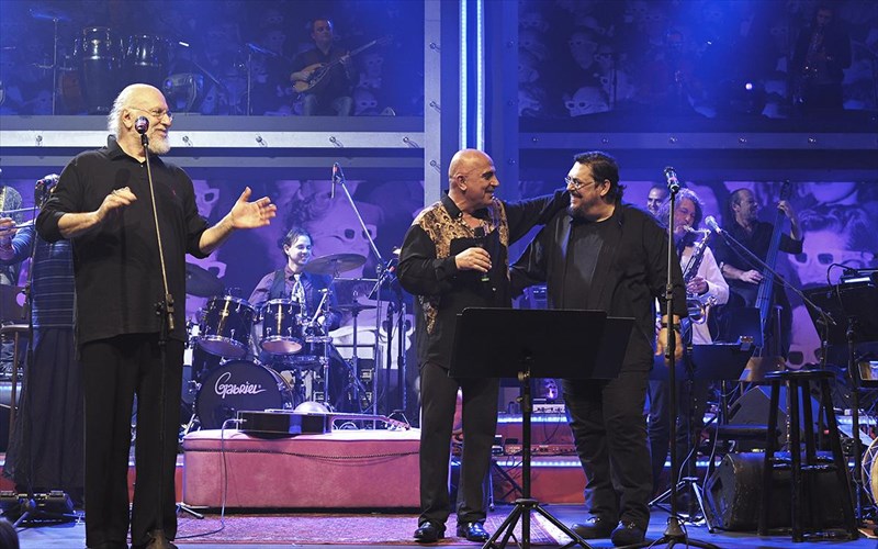 oi-gennaioi-tis-nuxtas-sunexizoun-me-enan-kalesmeno-ekpliksi