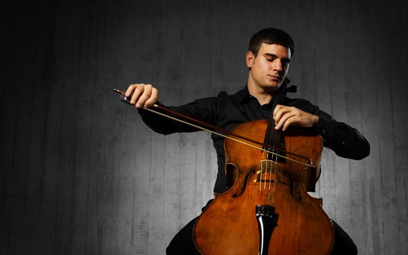 enas-anerxomenos-ellinas-tselistas-sto-megaro