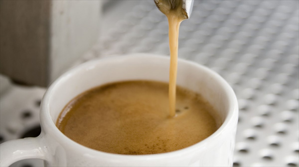 kafes-sto-grafeio-ligotera-lathi-perissotera-kerdi