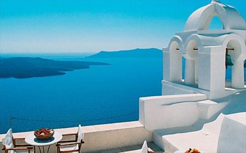 to-biblio-pou-fernei-touristes-stin-ellada