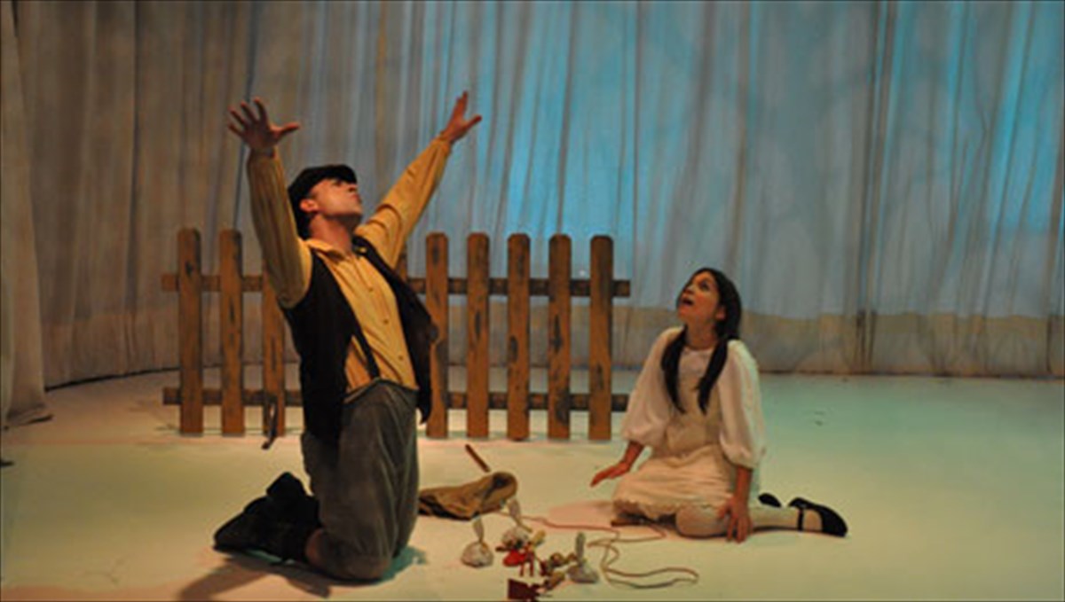 enas-mustikos-kipos-sto-markopoulo