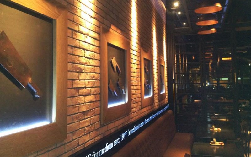 mooouu-ena-kreatofagiko-steki-sti-glufada