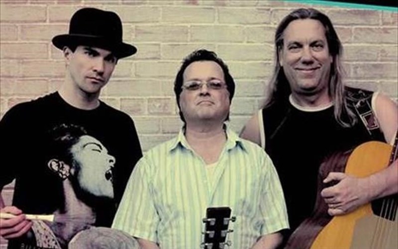 tin-efibeia-mas-episkeptontai-oi-violent-femmes