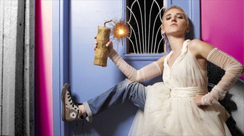 ena-koritsi-gia-spiti-sto-almaz