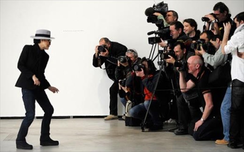 yoko-ono-ekleise-ta-81-kai-sbinei-kerakia-sto-guggenheim