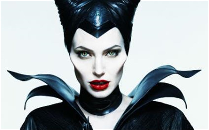 drakoi-kai-maxes-mono-gia-ta-matia-tis-antzelina