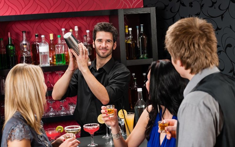 9-pragmata-pou-den-prepei-na-kanete-se-ena-bar-pragmata-pou-den-prepei-na-kanete-se-ena-bar