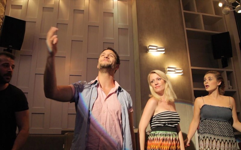 theatriko-flirt-se-mpar-oi-eleutheroi-as-speusoun