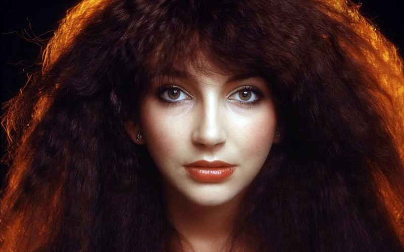 h-kate-bush-epistrefei-live