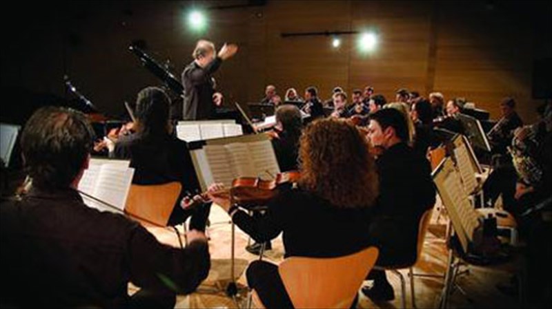 i-orxistra-ton-xromaton-empneetai-apo-ton-aristofani