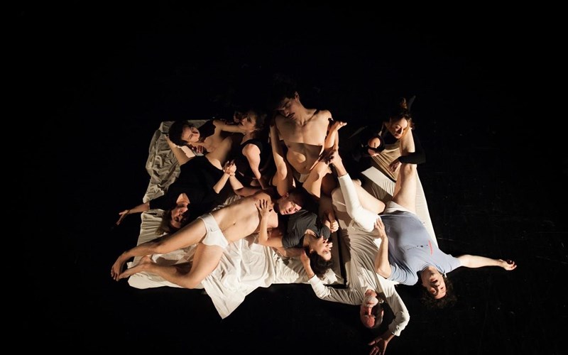 to-dekaimero-tou-bokakiou-dia-xeiros-nikou-karathanou-sto-ethniko-theatro