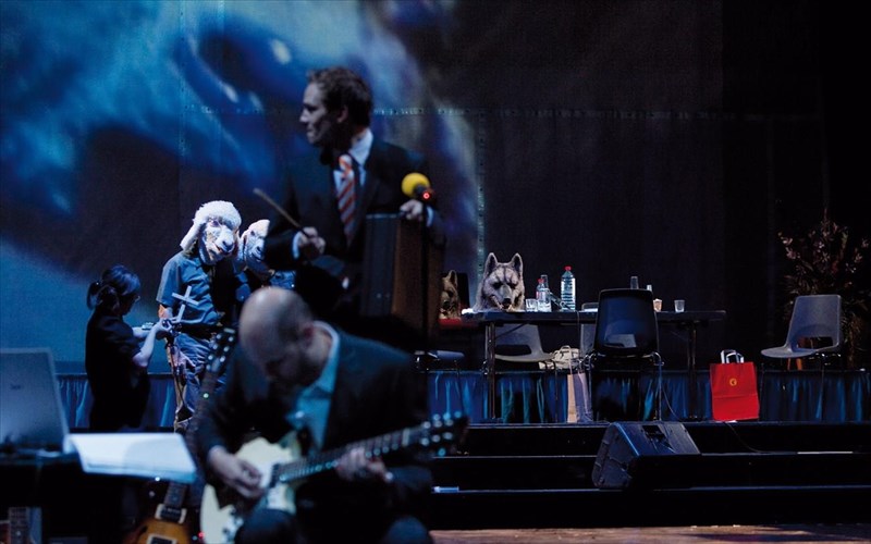 kritiki-theatrou-ta-sumbolaia-tou-emporou-mia-oikonomiki-tragodia-