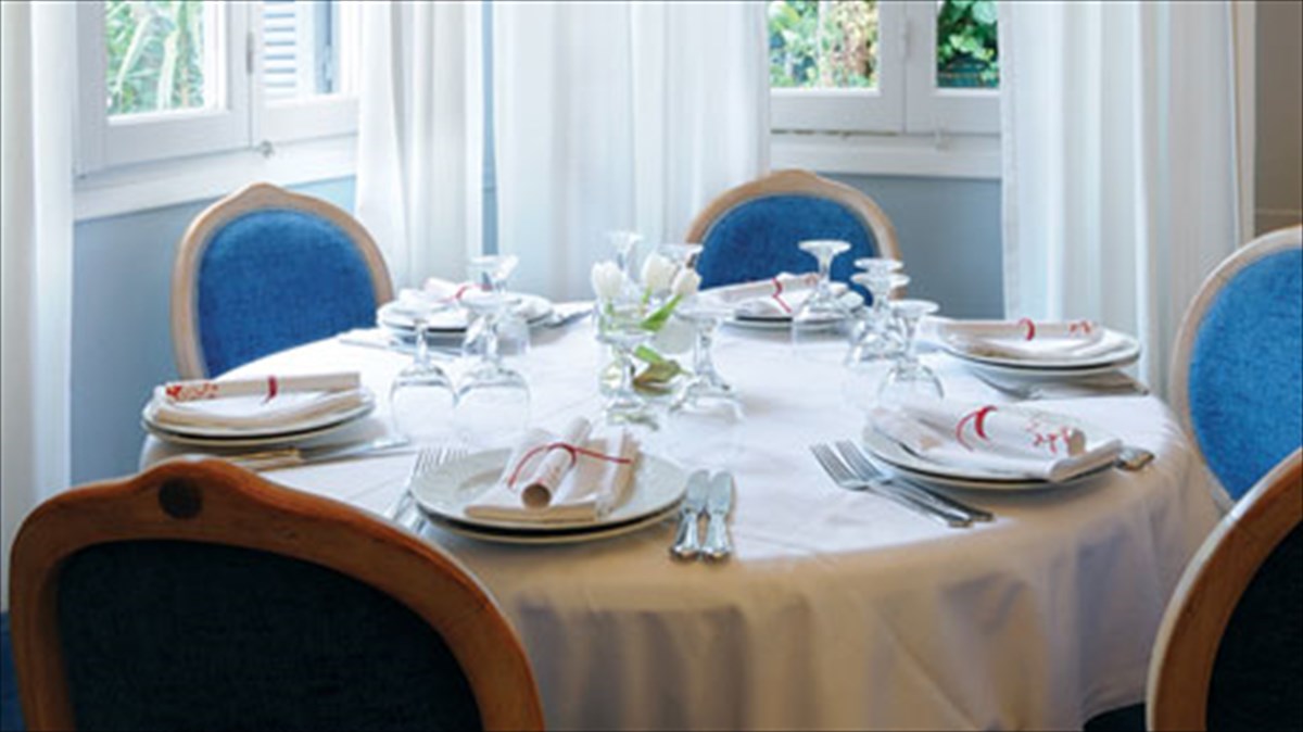 kuriakatiko-trapezi-apo-ti-rena-tis-ftelias