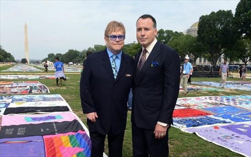 ton-gamo-tous-anakoinosan-o-elton-John-kai-o-suntrofos-tou-suntrofos-tou