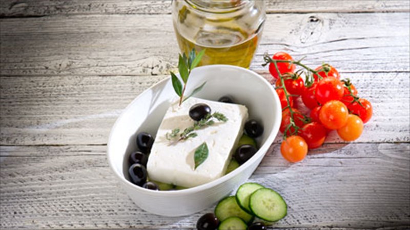 ta-mustika-tis-ellinikis-gastronomias-taksideuoun-sto-parisi