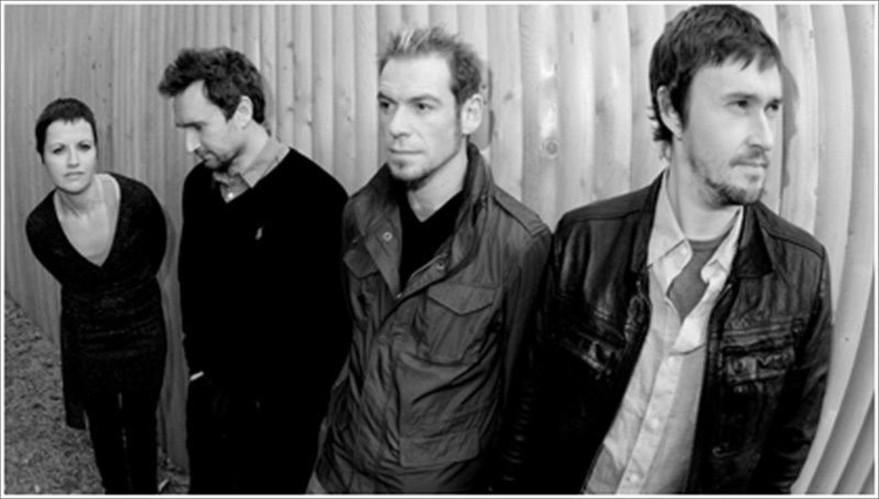 oi-cranberries-epanenonontai-ki-anebainoun-sto-theatro-braxon