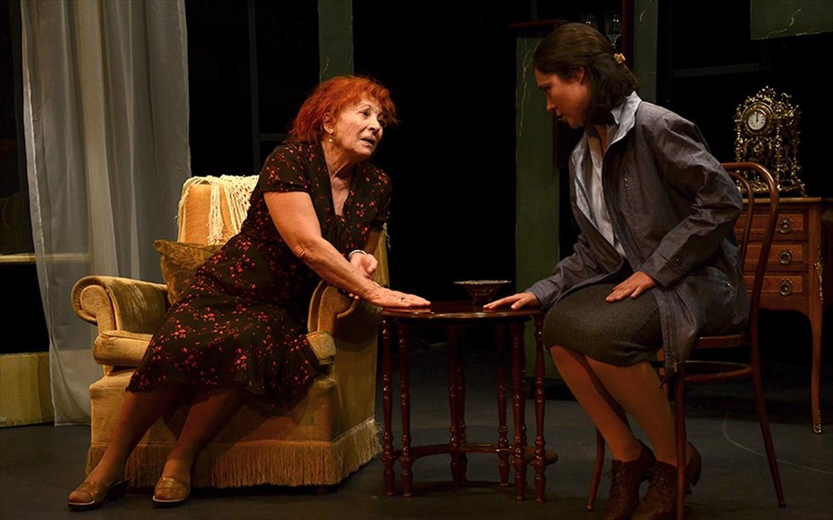 dio-ginekes-horevoun-duo-gunaikes-xoreuoun