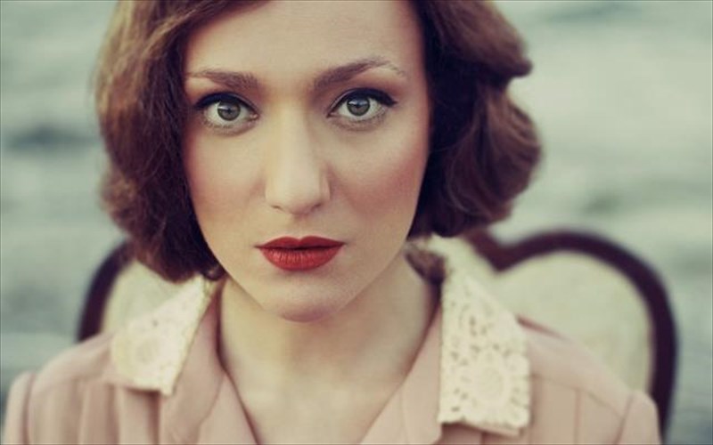 i-katerina-makabou-apoxaireta-ton-xeimona