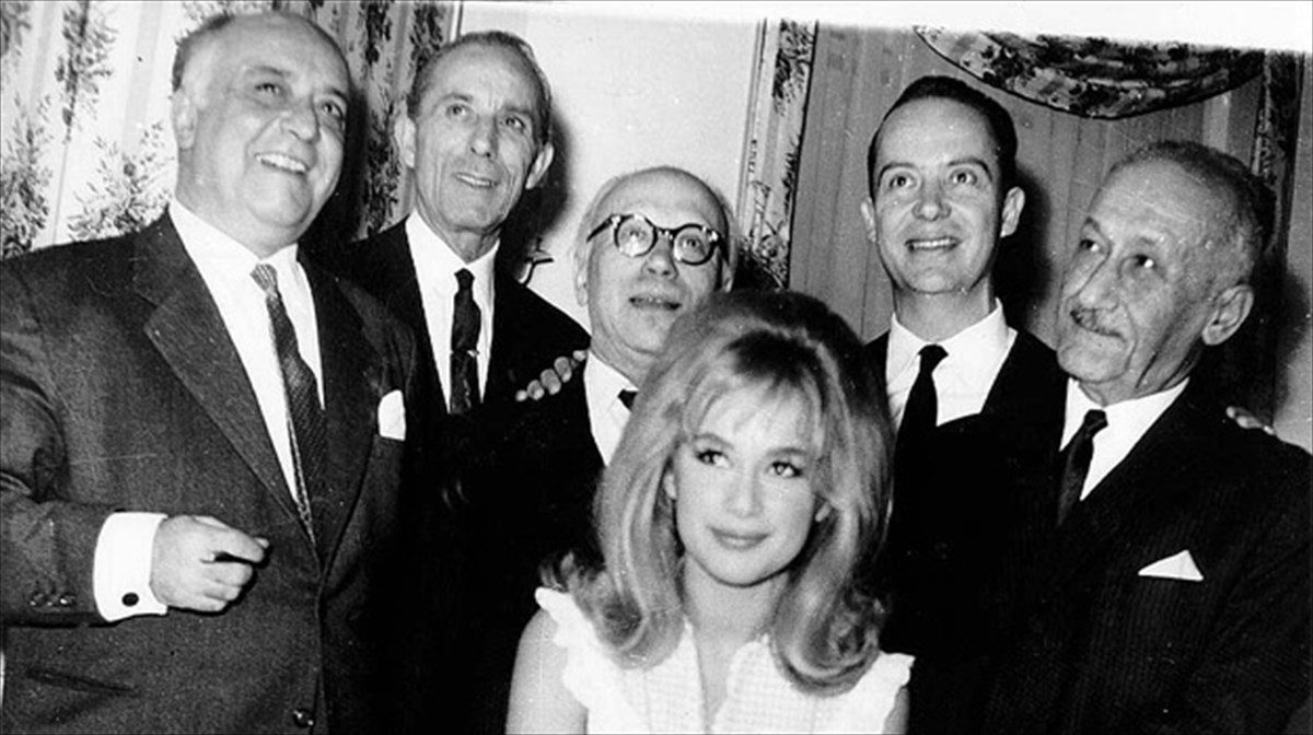 brike-stegi-sto-para-pente-to-theatriko-mouseio