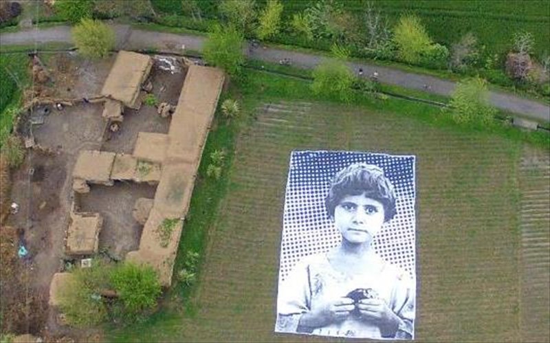 ebalan-portraito-paidiou-sto-simeio-pou-peftoun-bombes