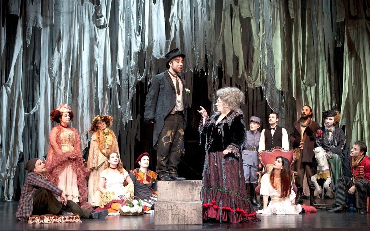 treli-tou-sagio-i-treli-tou-sagio-omadiki-foto-treli-tou-sagio-omadiki-foto