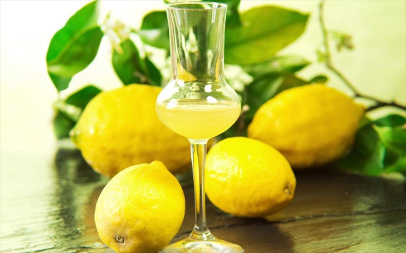 limoncello-ena-poto-gia-tis-anoiksiatikes-nuxtes-mas