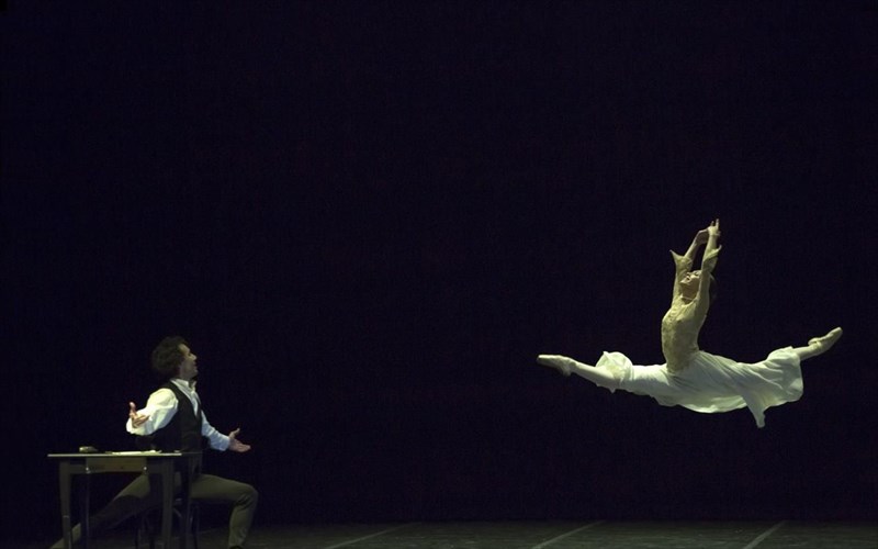 o-eroteumenos-sopen-premiera-tis-ethnikis-lurikis-skinis-sto-dimotiko-theatro-peiraia