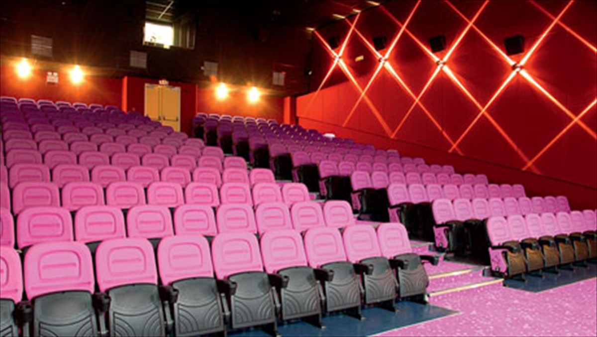 tainies-me-ena-euro-gia-to-oraio-fulo