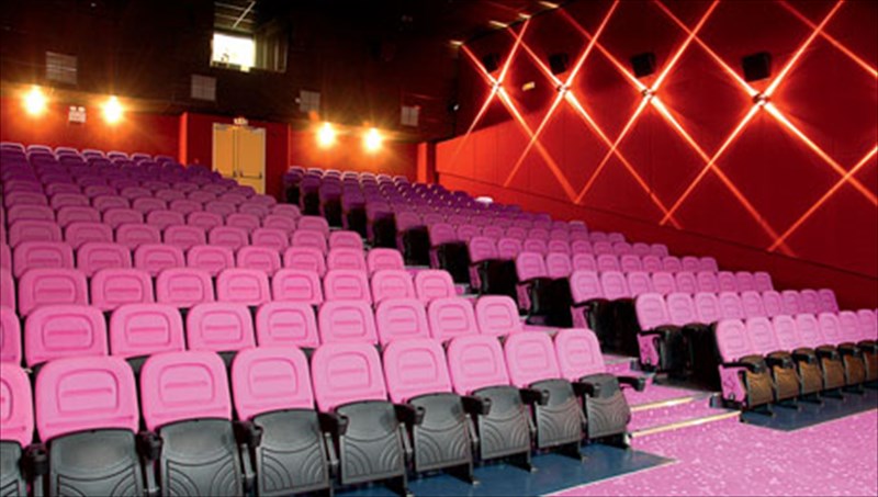 tainies-me-ena-euro-gia-to-oraio-fulo