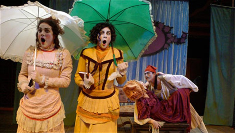 i-komodia-tis-ellinikis-xreokopias-sto-theatro-texnis