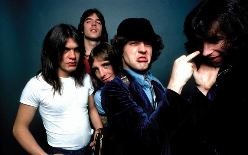 titloi-telous-gia-tous-acdc