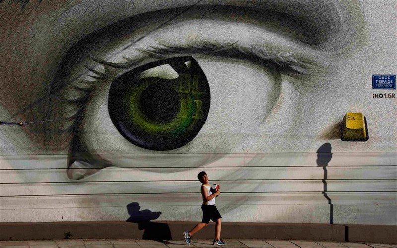 ena-gkrafiti-stin-athina-isoutai-me-xilies-lekseis-dusforias