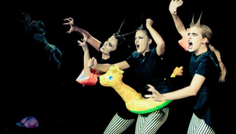 to-agori-pou-klotsage-sto-theatro-sofouli