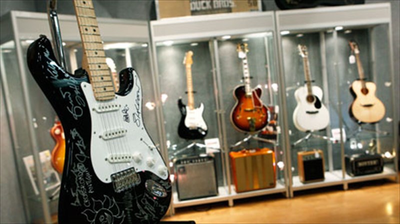 se-dimoprasia-kithares-tou-erik-klapton