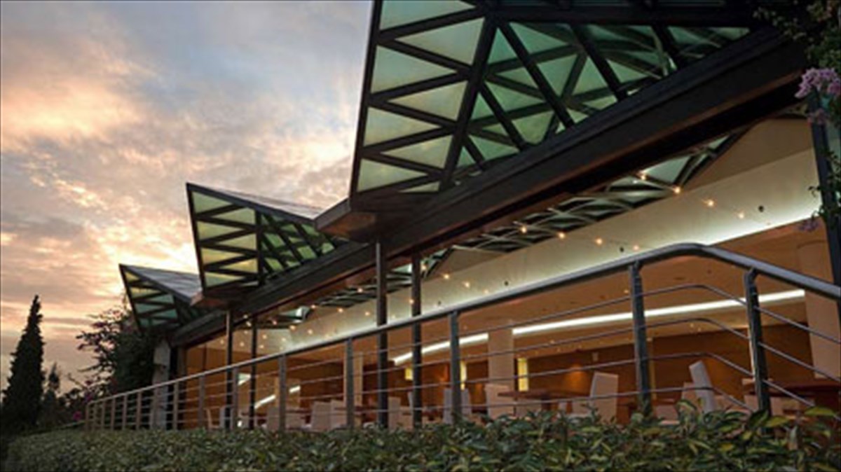 pente-eikastikoi-xoroi-pou-ksesikonoun-ton-ouranisko