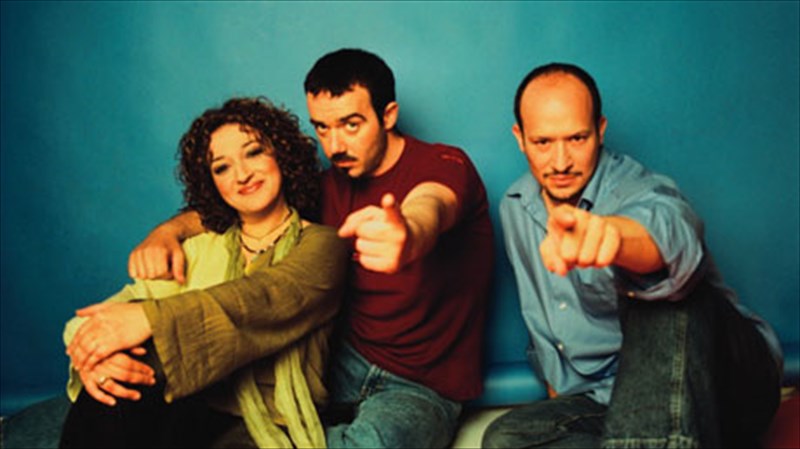 to-trifono-se-ena-akoma-mousiko-taksidi-xoris-sunora