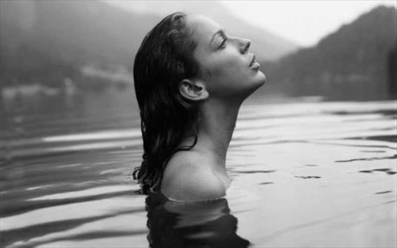 erotes-kai-pathi-sto-magemeno-potami