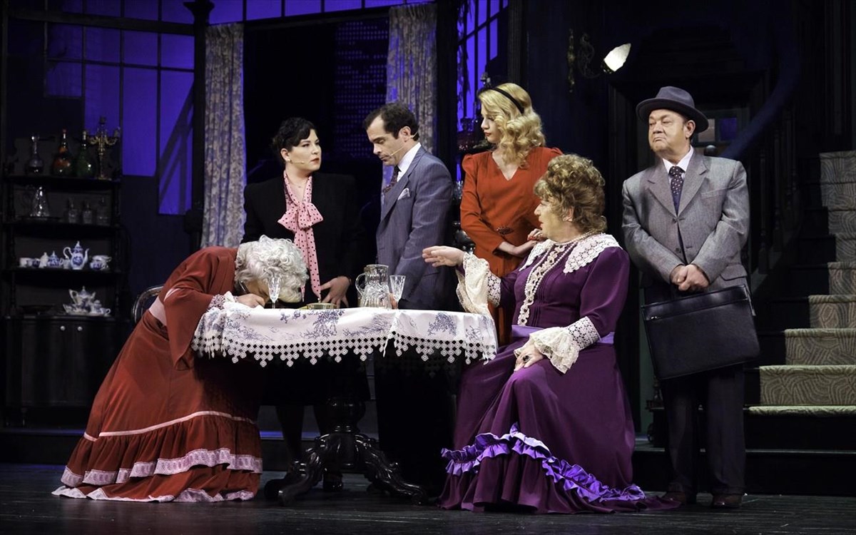 arseniko-kai-palia-1-foto-foto