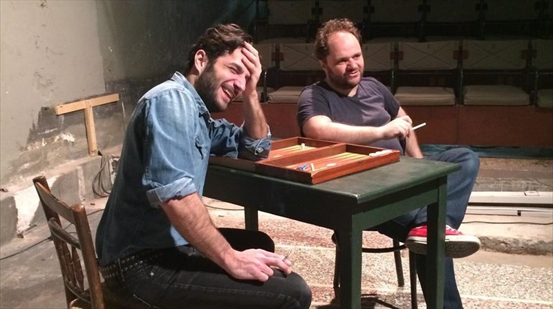 to-tabli-kritiki-theatrou